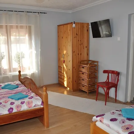 Katalin Vendeghaz Hotel *